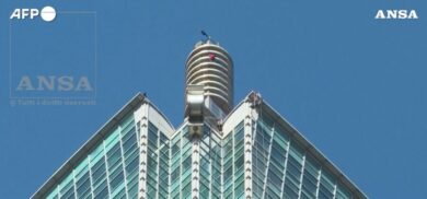 Che rischio: arrampicatore americano scala il grattacielo Taipei 101 senza protezioni