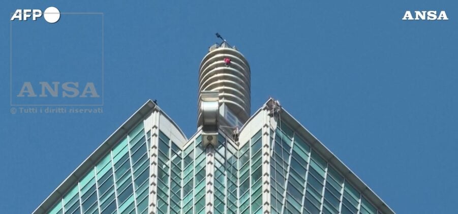 Che rischio: arrampicatore americano scala il grattacielo Taipei 101 senza protezioni