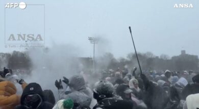 Neve e gelo a New York, i cittadini improvvisano una battaglia di palle di neve