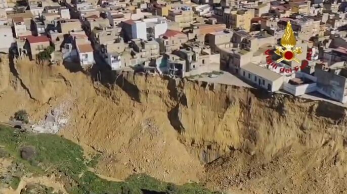 Niscemi, le nuove immagini del fronte della frana; case a rischio crollo