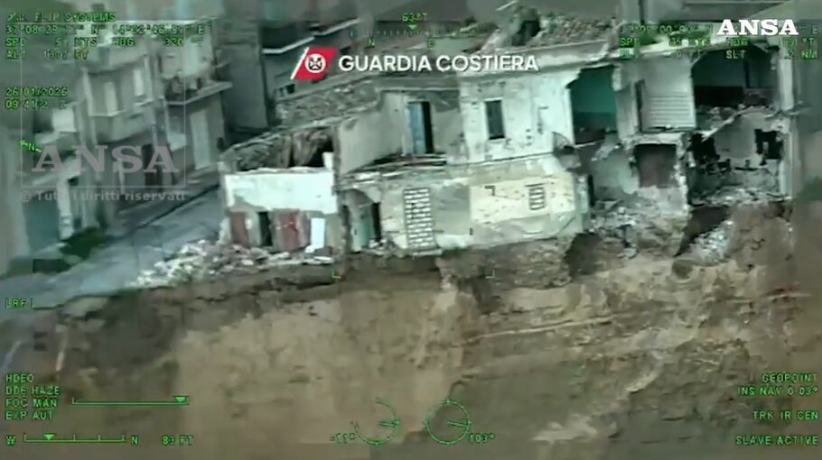 Niscemi, le immagini drammatiche della frana dall’elicottero della Guardia Costiera