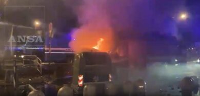 Torino, corteo per Askatasuna: blindato della polizia dato alle fiamme