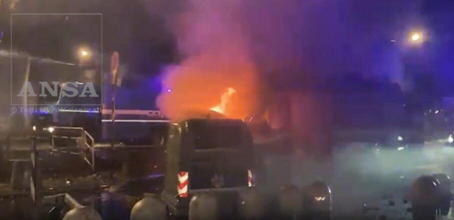 Torino, corteo per Askatasuna: blindato della polizia dato alle fiamme