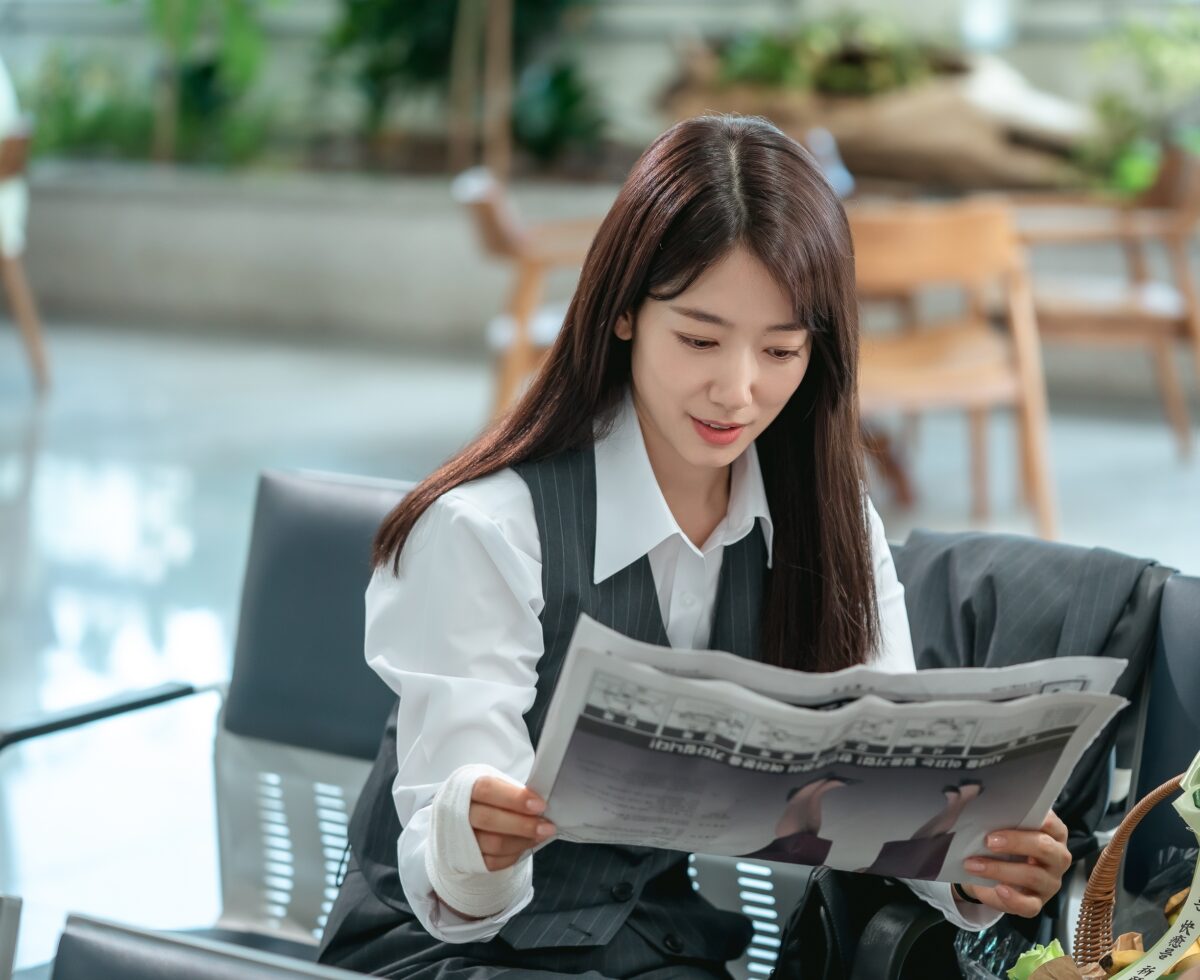 Undercover Miss Hong e il ritorno agli anni Novanta: quando il K-drama usa la commedia per parlare di potere, lavoro e identità