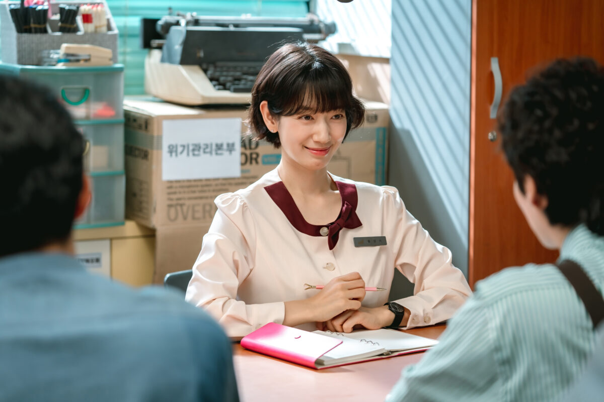 Undercover Miss Hong e il ritorno agli anni Novanta: quando il K-drama usa la commedia per parlare di potere, lavoro e identità