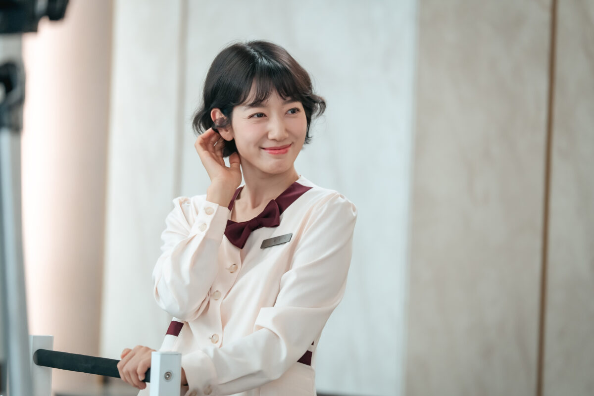 Undercover Miss Hong e il ritorno agli anni Novanta: quando il K-drama usa la commedia per parlare di potere, lavoro e identità