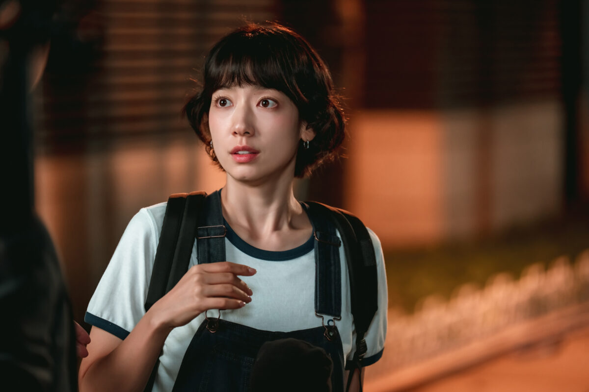 Undercover Miss Hong e il ritorno agli anni Novanta: quando il K-drama usa la commedia per parlare di potere, lavoro e identità