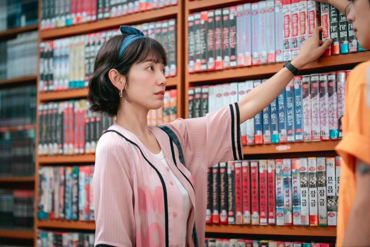 Undercover Miss Hong e il ritorno agli anni Novanta: quando il K-drama usa la commedia per parlare di potere, lavoro e identità