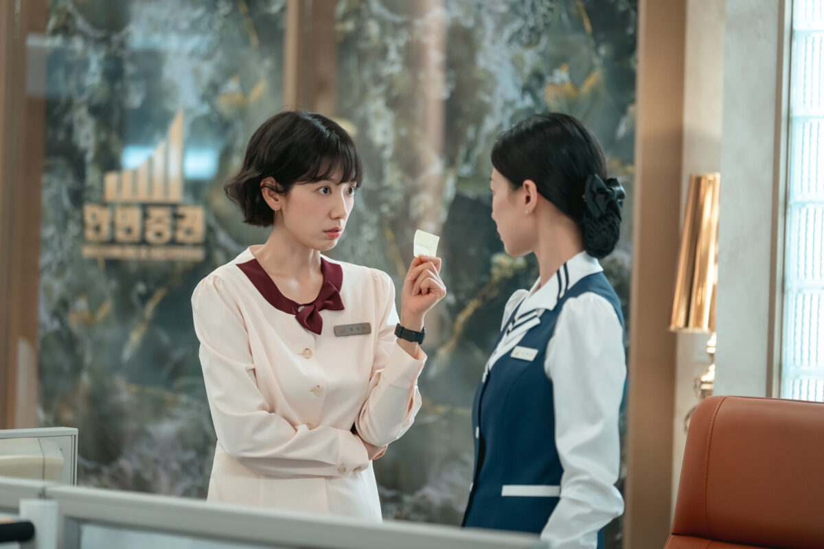 Undercover Miss Hong e il ritorno agli anni Novanta: quando il K-drama usa la commedia per parlare di potere, lavoro e identità