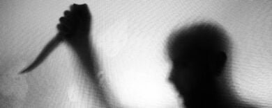 Gli immigrati che accoltellano: perché chi delinque non finisce mai in galera