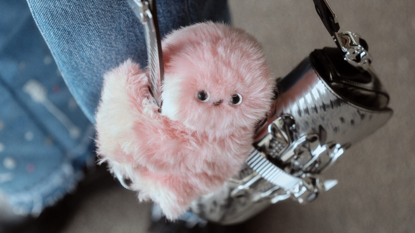 Mirumi, il robot da borsetta che ti guarda e ti “coccola”: dopo i Labubu, la moda scopre la tecnologia emotiva Mirumi, il robot da borsetta che ti guarda e ti “coccola”: dopo i Labubu, la moda scopre la tecnologia emotiva