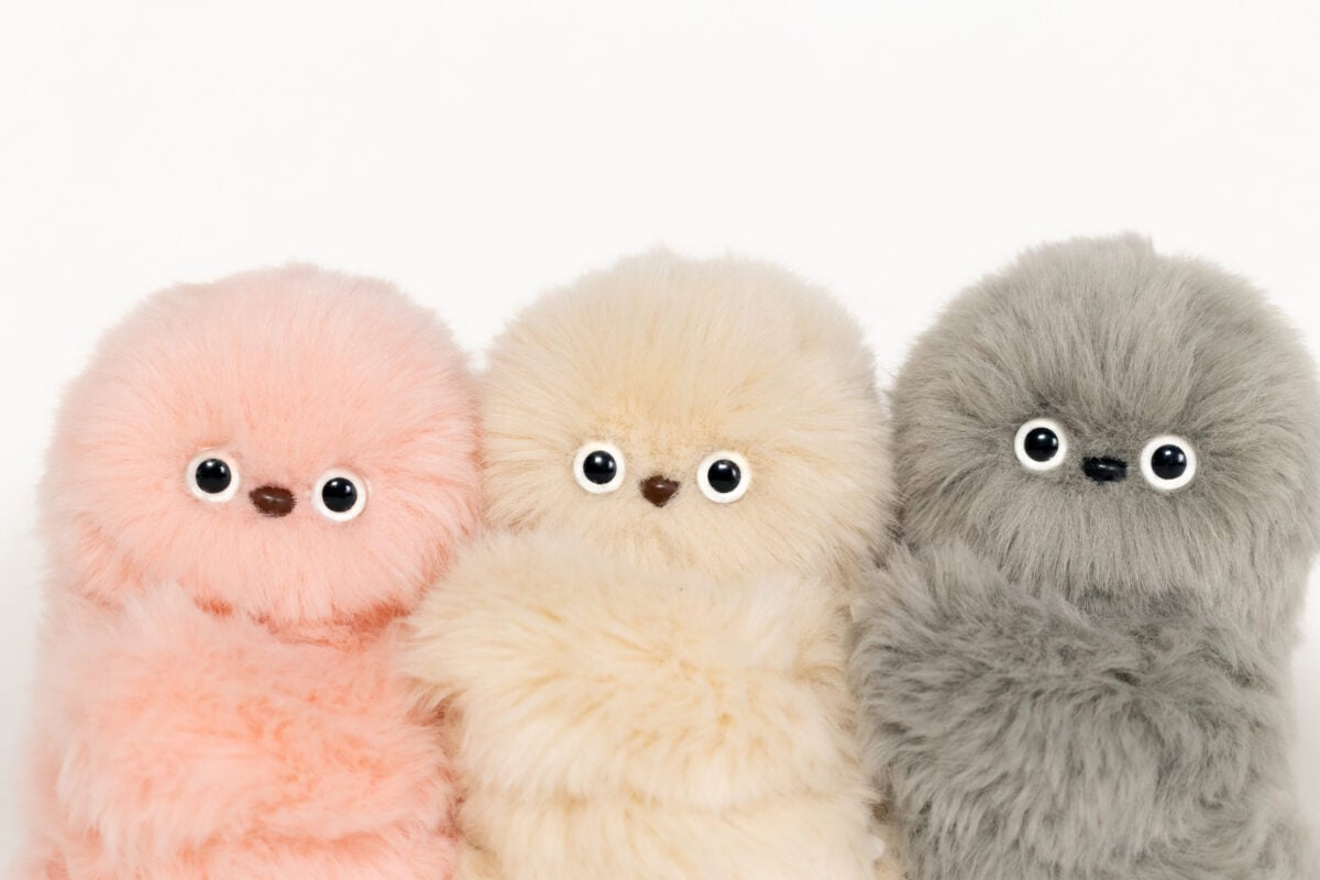 Mirumi, il robot da borsetta che ti guarda e ti “coccola”: dopo i Labubu, la moda scopre la tecnologia emotiva Mirumi, il robot da borsetta che ti guarda e ti “coccola”: dopo i Labubu, la moda scopre la tecnologia emotiva