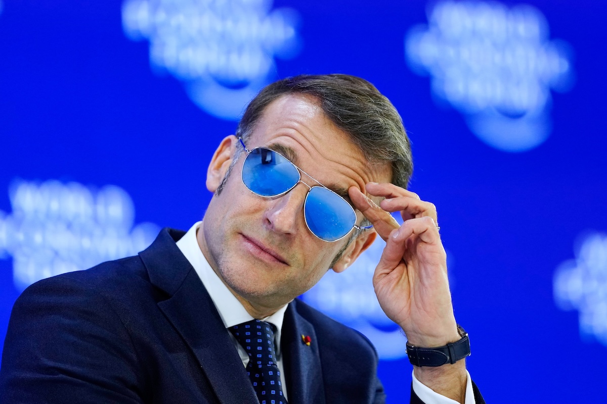 Macron «re della moda» con gli occhiali da Top Gun. Tutti i precedenti, da Maduro a Kennedy