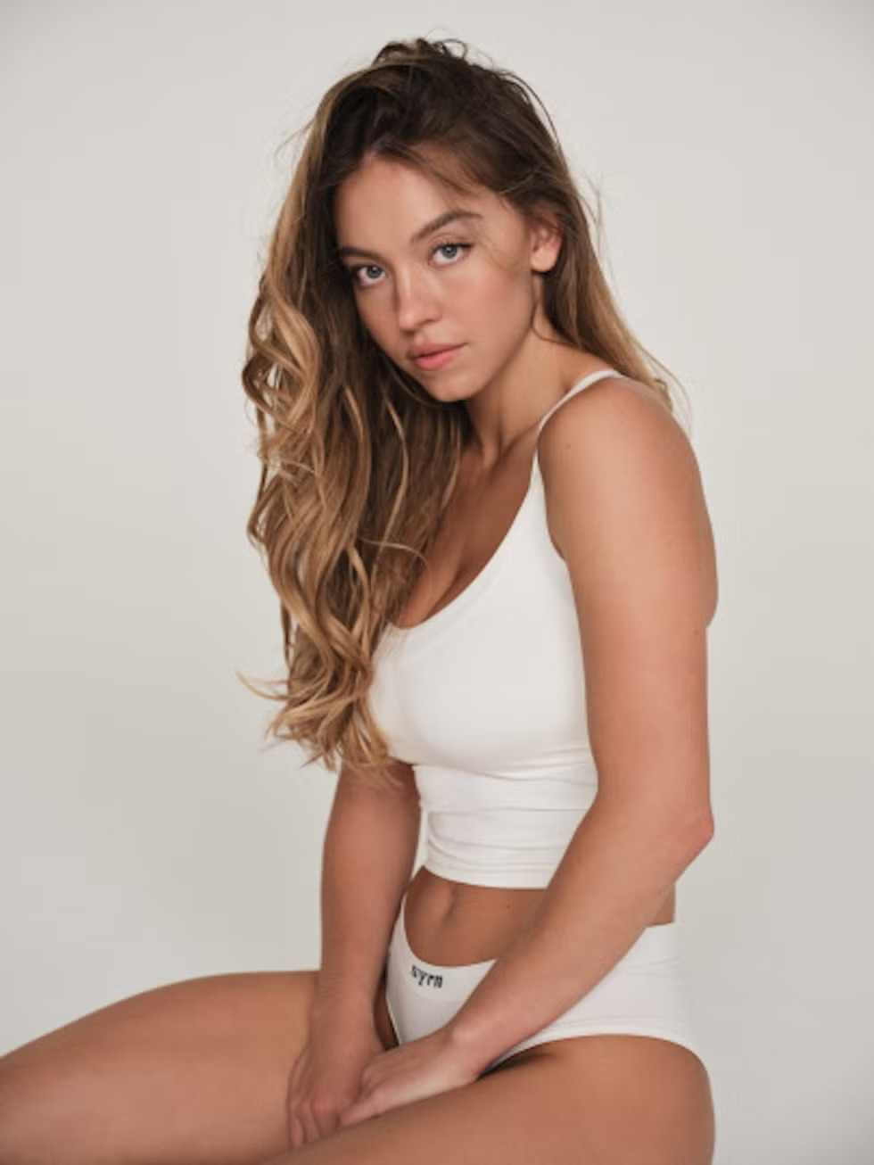 Sydney Sweeney si arrampica sulla scritta Hollywood e lancia SYRN: tutto sulla nuova linea di lingerie