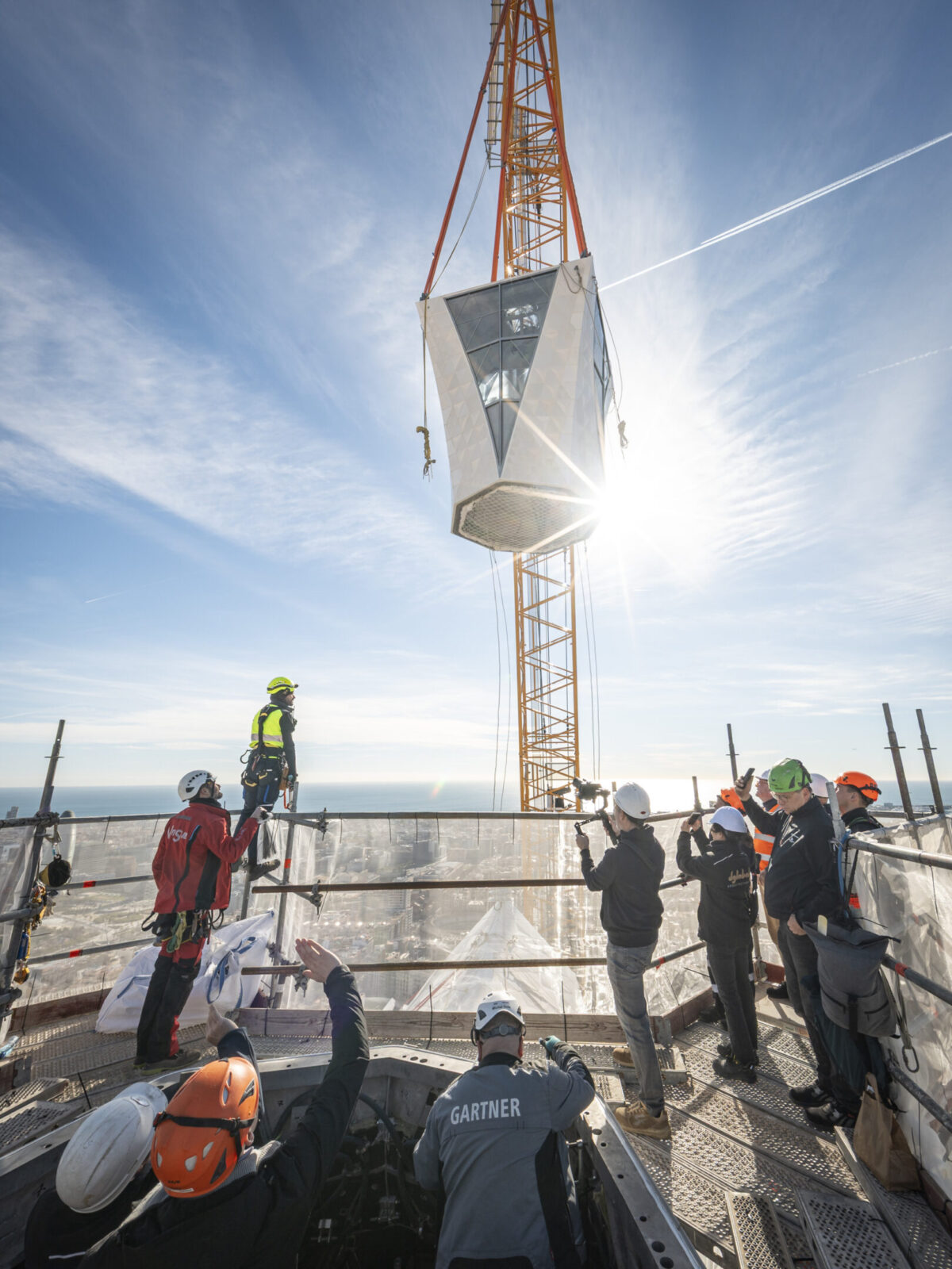 Sagrada Família, completata la torre di Gesù Cristo: la croce ora domina il cielo di Barcellona