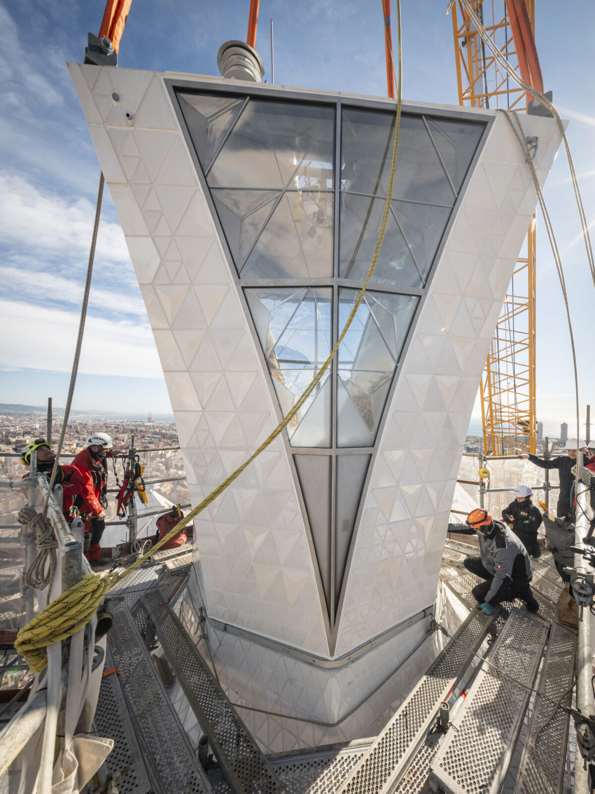 Sagrada Família, completata la torre di Gesù Cristo: la croce ora domina il cielo di Barcellona