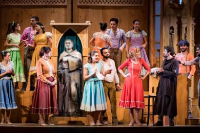 “Aggiungi un posto a tavola” compie 50 anni e festeggia a teatro