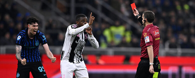 inter-juventus espulsione kalulu, errore La Penna e Bastoni esulta