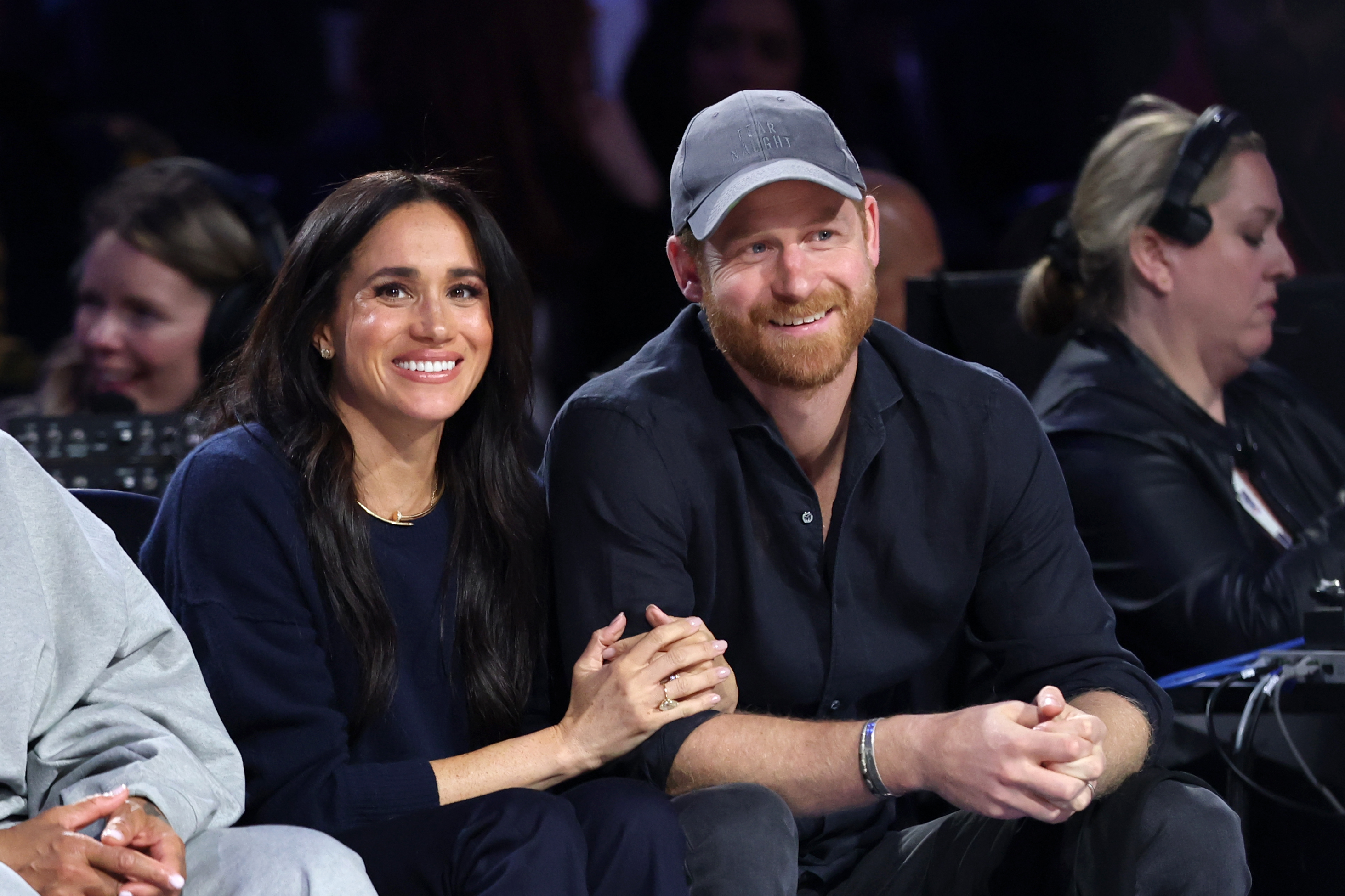 Harry e Meghan, San Valentino sotto i riflettori NBA: ma le foto rivelano il disagio del principe