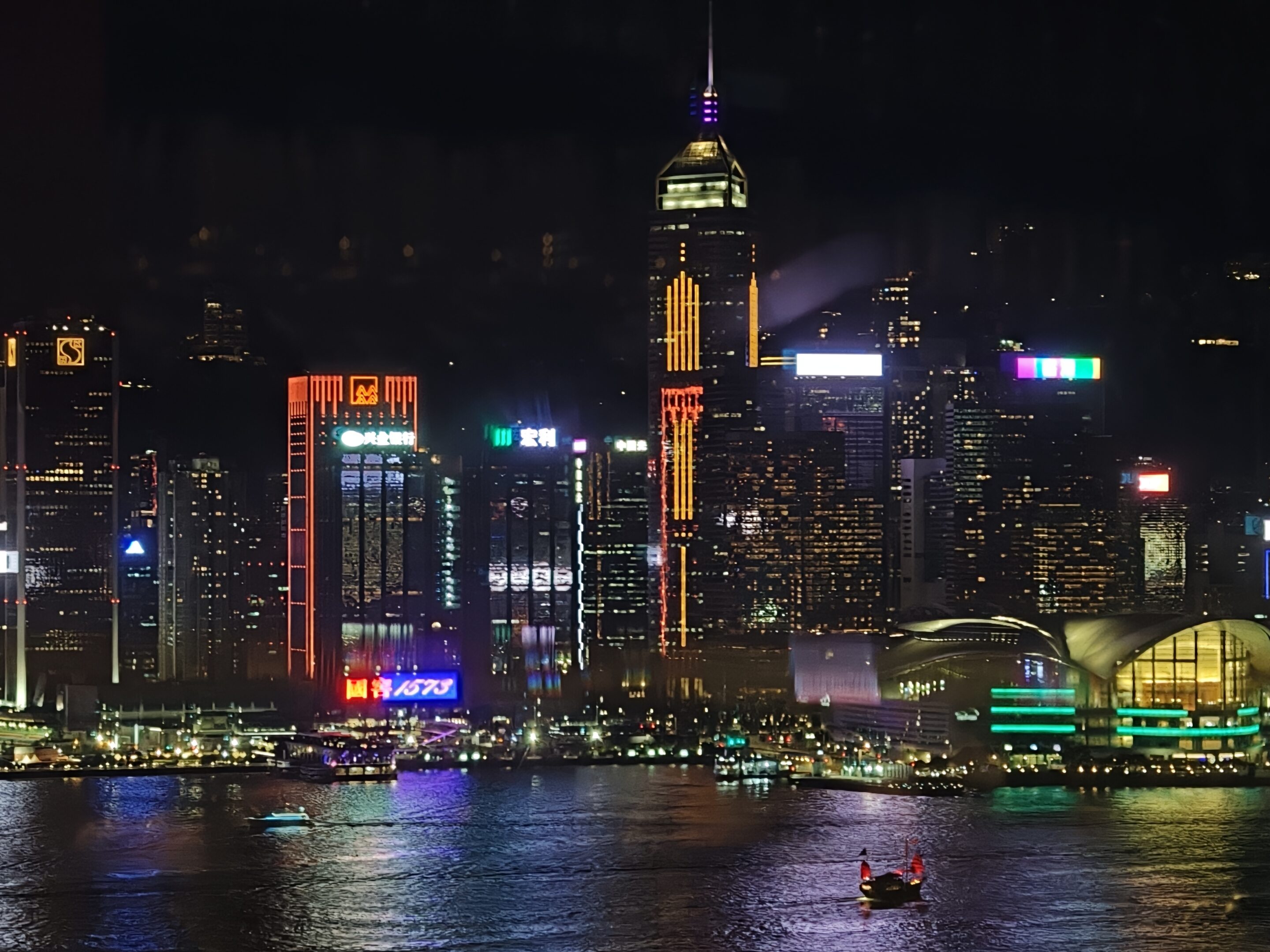 Dall’ultimo anello al primo piano: il teleconverter OPPO che riporta l’ottica al centro