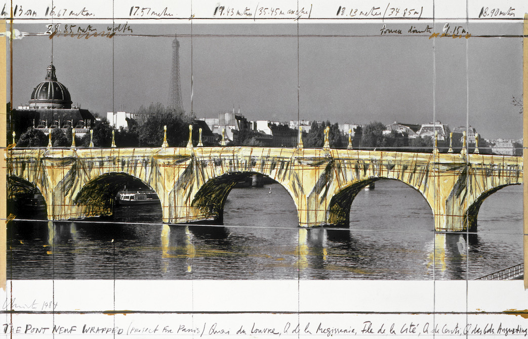 Parigi diventa una caverna: JR trasforma il Pont Neuf in omaggio a Christo e Jeanne-Claude Parigi diventa una caverna: JR trasforma il Pont Neuf in omaggio a Christo e Jeanne-Claude