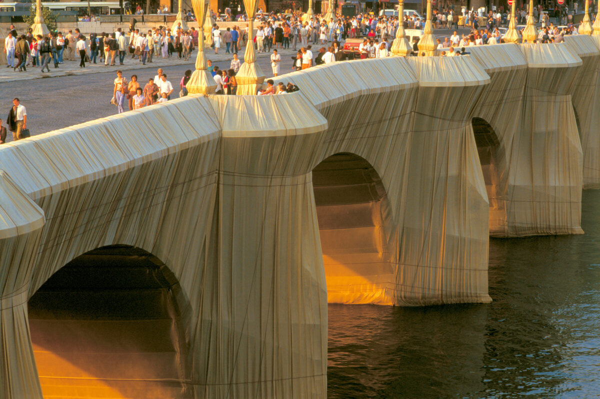 Parigi diventa una caverna: JR trasforma il Pont Neuf in omaggio a Christo e Jeanne-Claude Parigi diventa una caverna: JR trasforma il Pont Neuf in omaggio a Christo e Jeanne-Claude