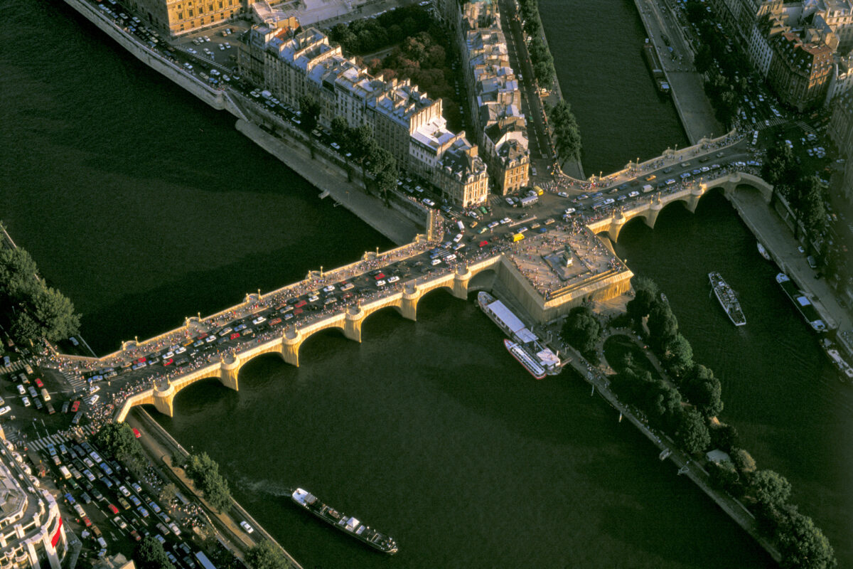 Parigi diventa una caverna: JR trasforma il Pont Neuf in omaggio a Christo e Jeanne-Claude Parigi diventa una caverna: JR trasforma il Pont Neuf in omaggio a Christo e Jeanne-Claude