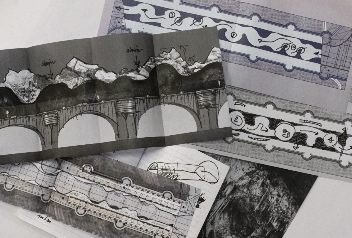 Parigi diventa una caverna: JR trasforma il Pont Neuf in omaggio a Christo e Jeanne-Claude Parigi diventa una caverna: JR trasforma il Pont Neuf in omaggio a Christo e Jeanne-Claude