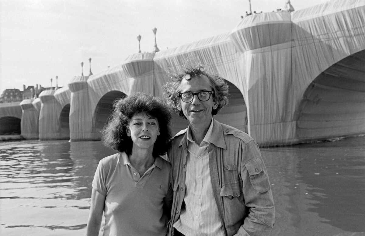 Parigi diventa una caverna: JR trasforma il Pont Neuf in omaggio a Christo e Jeanne-Claude Parigi diventa una caverna: JR trasforma il Pont Neuf in omaggio a Christo e Jeanne-Claude