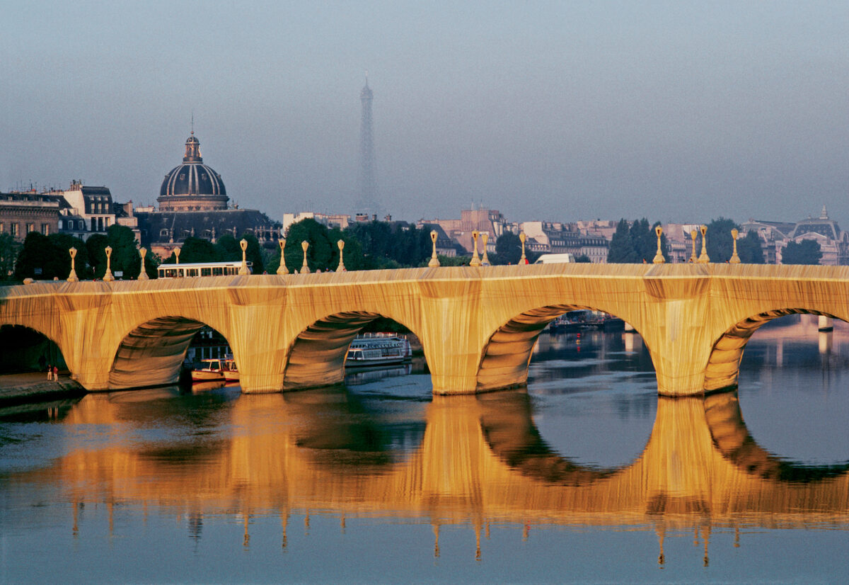 Parigi diventa una caverna: JR trasforma il Pont Neuf in omaggio a Christo e Jeanne-Claude Parigi diventa una caverna: JR trasforma il Pont Neuf in omaggio a Christo e Jeanne-Claude