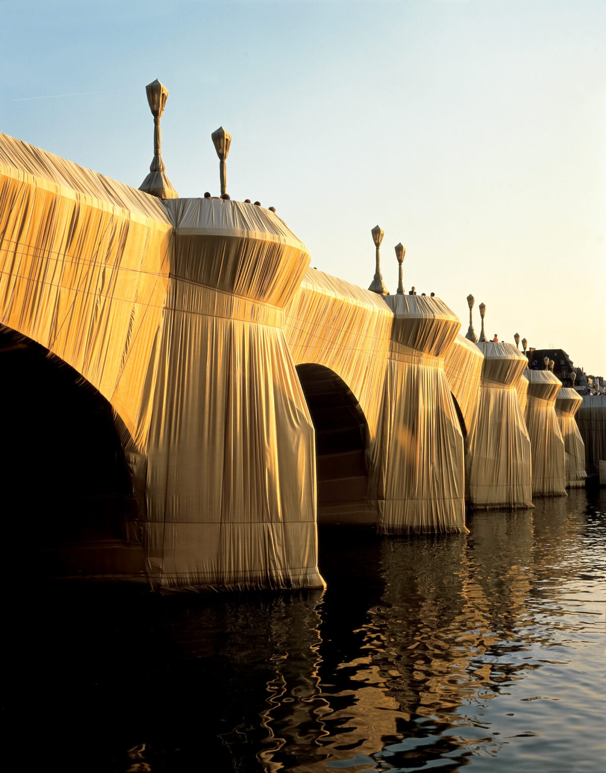 Parigi diventa una caverna: JR trasforma il Pont Neuf in omaggio a Christo e Jeanne-Claude Parigi diventa una caverna: JR trasforma il Pont Neuf in omaggio a Christo e Jeanne-Claude