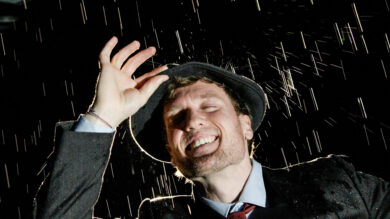 Cantando sotto la pioggia, tip tap e romanticismo senza tempo