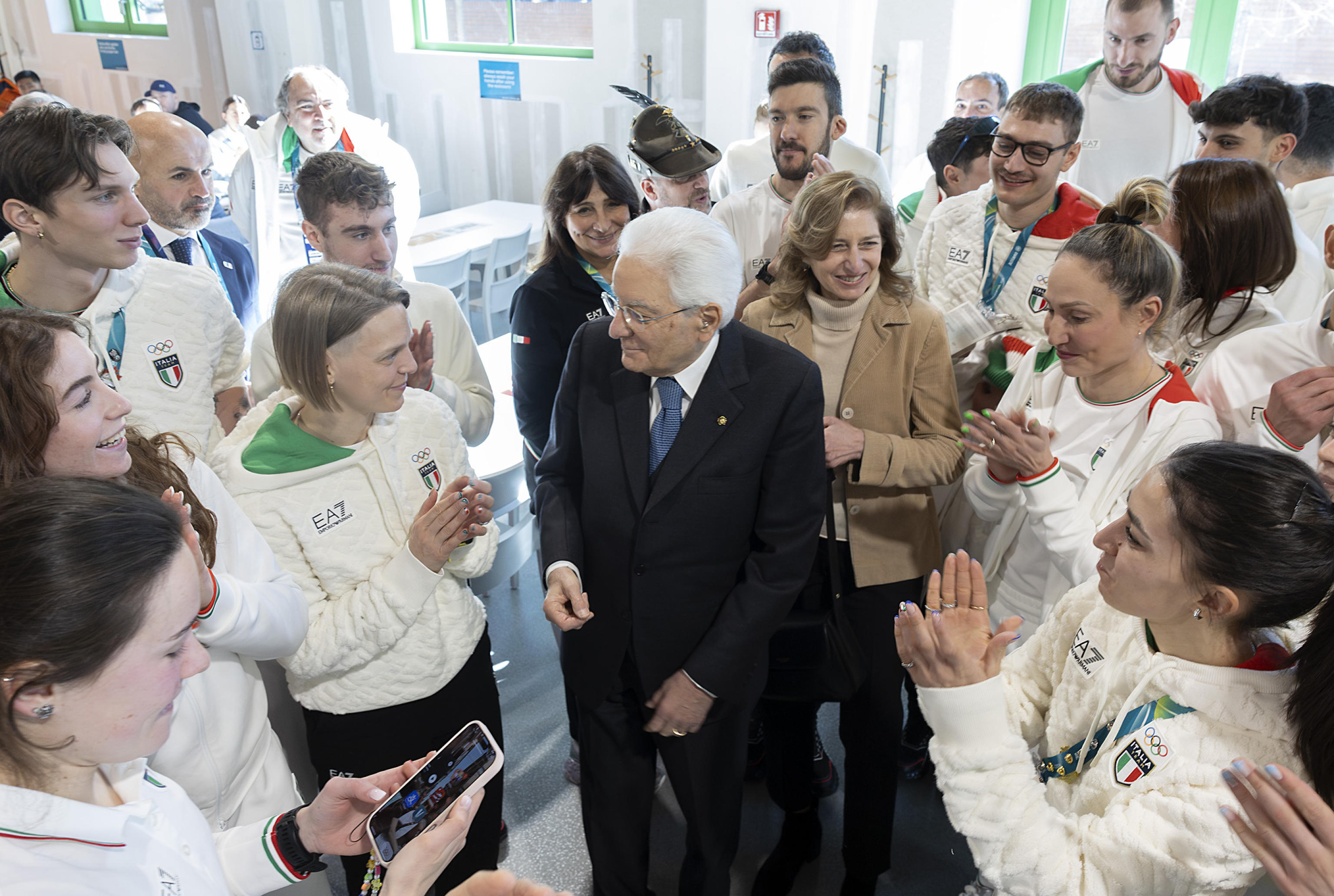 Mattarella saluta gli atleti olimpici San Siro pronto per la grande festa