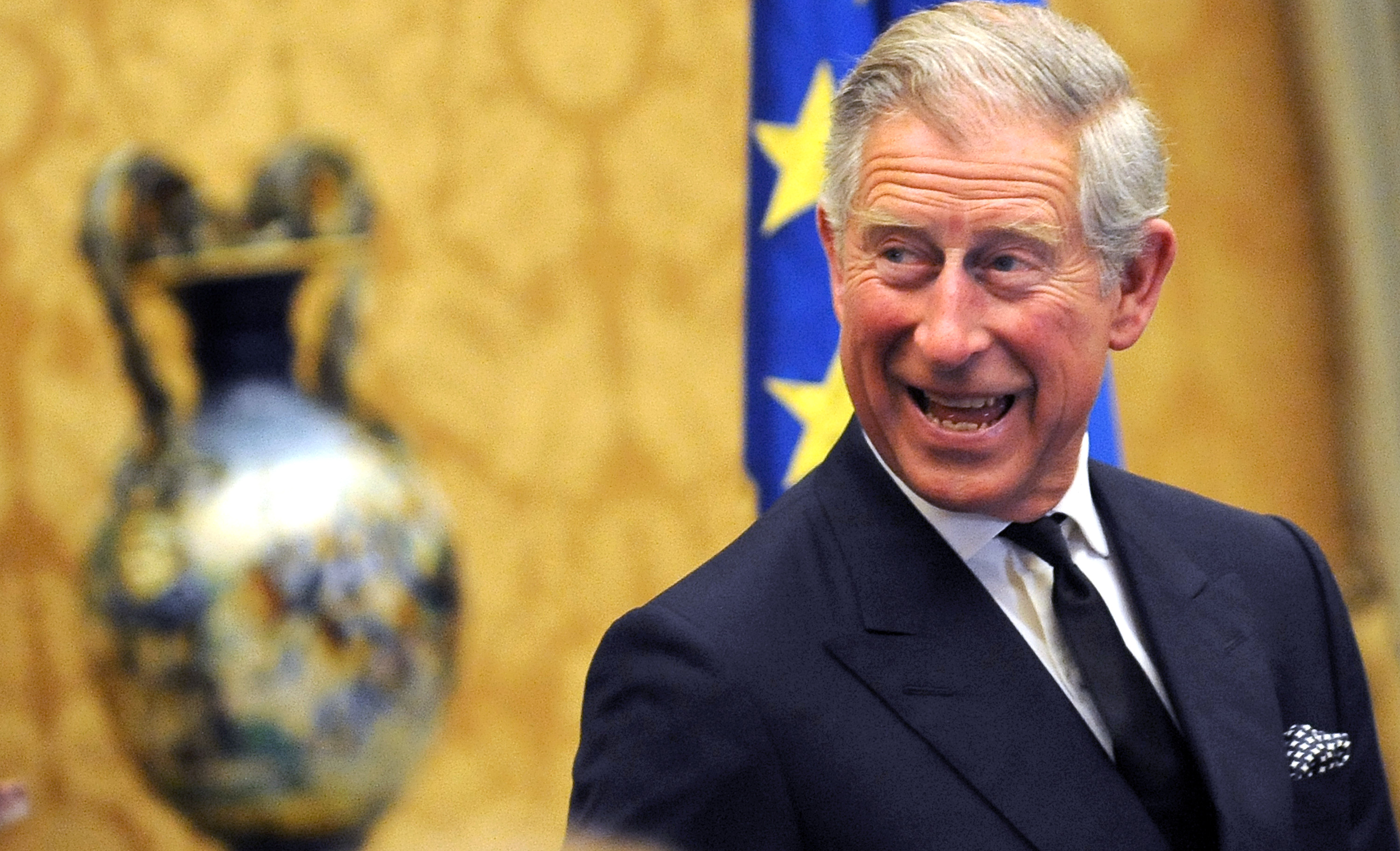 Perché Carlo d’Inghilterra si firma “Charles R.”: il significato nascosto dietro una semplice iniziale Perché Carlo d’Inghilterra si firma “Charles R.”: il significato nascosto dietro una semplice iniziale