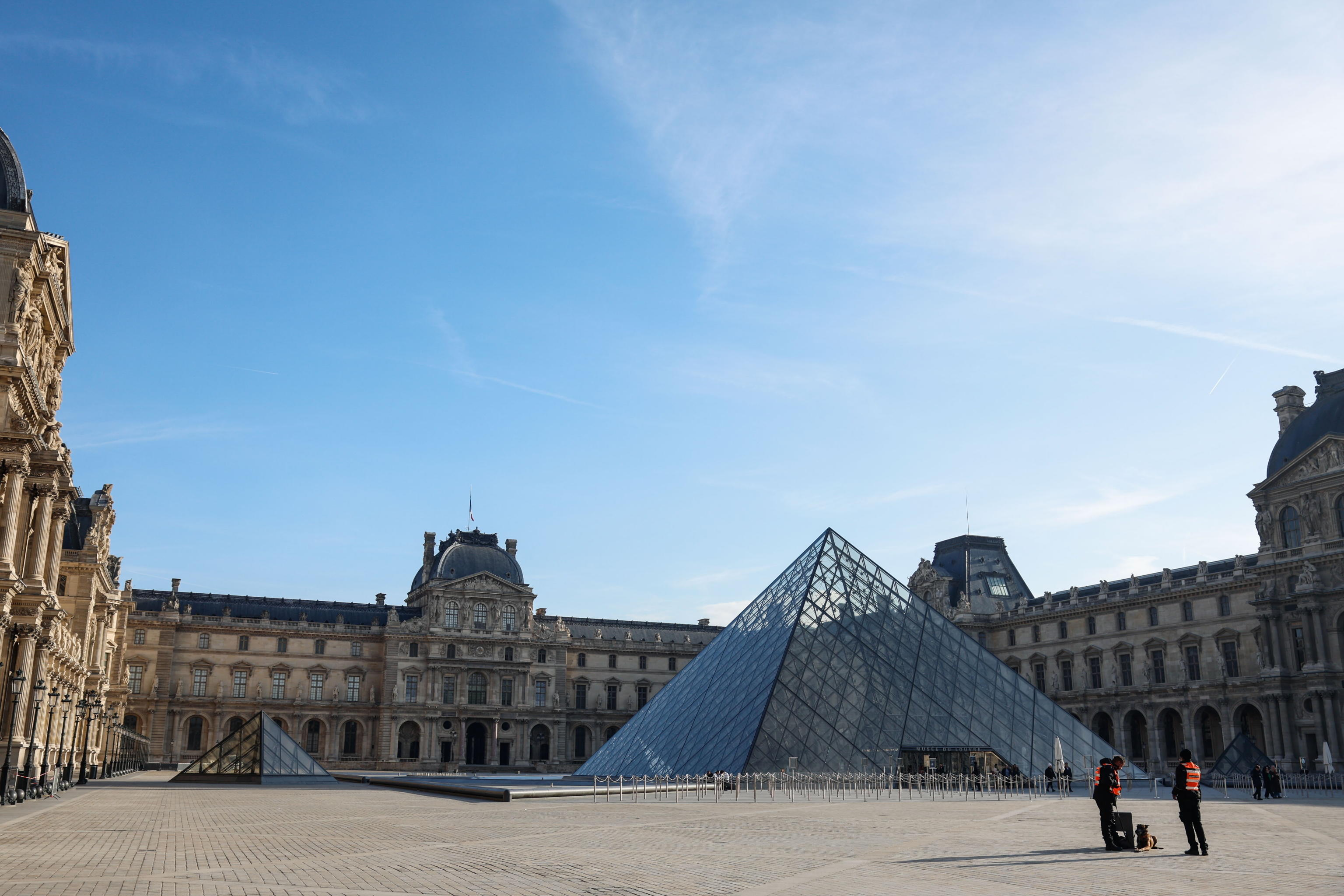 Scandalo Louvre: Parlamento all’attacco dopo il più grande furto della storia del museo Scandalo Louvre: Parlamento all’attacco dopo il più grande furto della storia del museo