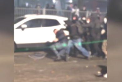 Calci, pugni e martellate: le immagini dell’aggressione di un poliziotto a Torino