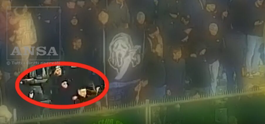 Cremonese-Inter, il momento del lancio del petardo contro Audero