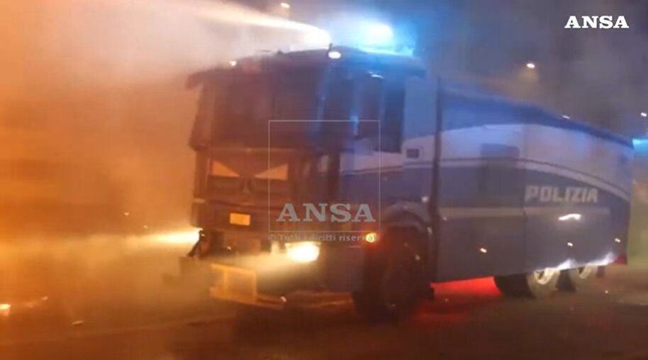 Manifestazioni contro Milano Cortina 2026: cariche e idranti contro i manifestanti al corteo