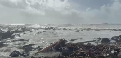Maltempo a Fiumicino, allagamenti per la mareggiata alla foce del Tevere