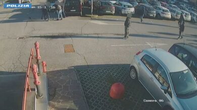 Ultras del Napoli contro i tifosi della Cremonese: le immagini che hanno portato a 20 Daspo