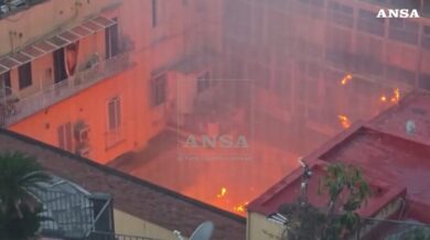 Napoli, incendio distrugge il teatro Sannazzaro: inchiesta per incendio colposo