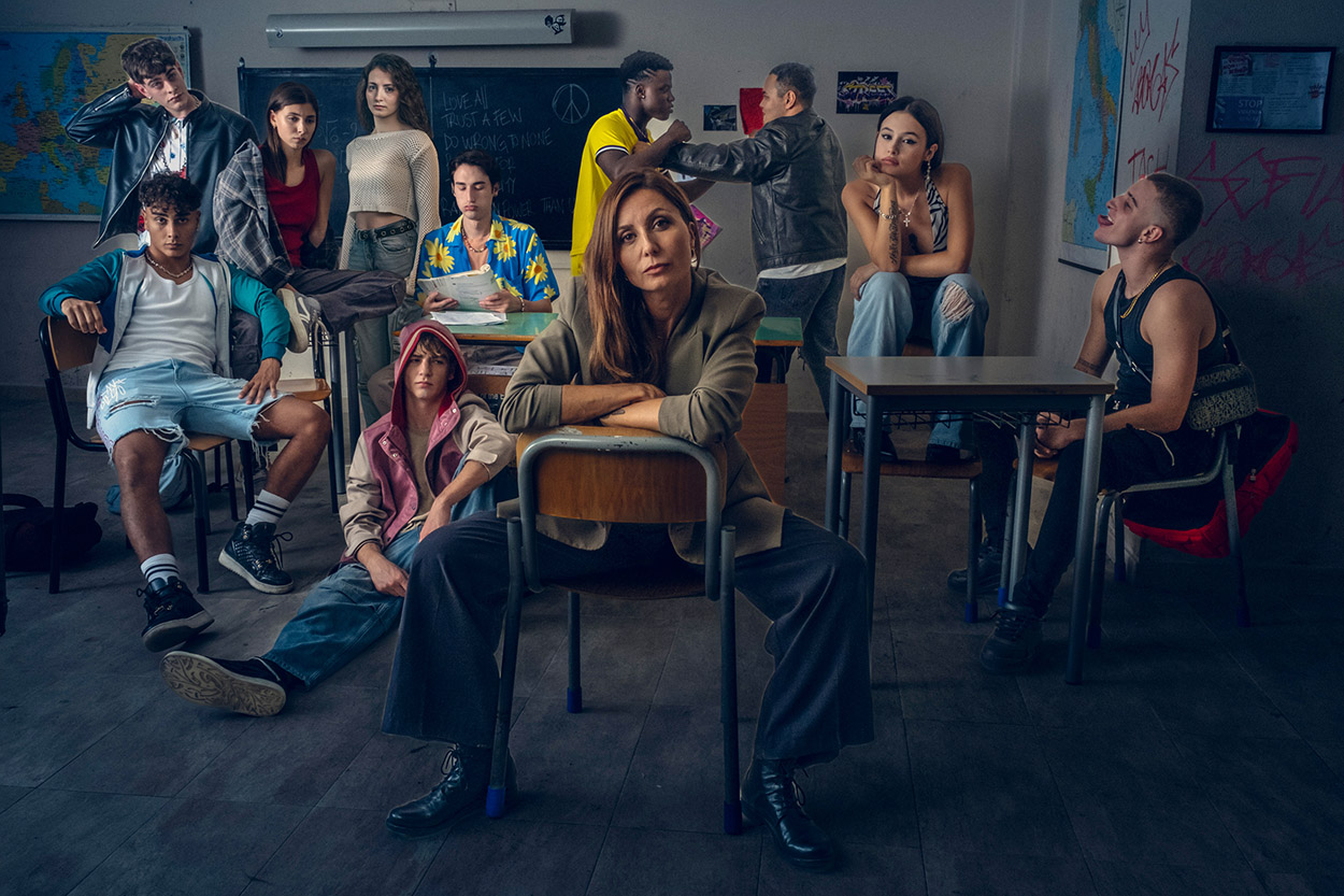 Domani interrogo, al cinema: Anna Ferzetti prof eroica in una scuola che fugge