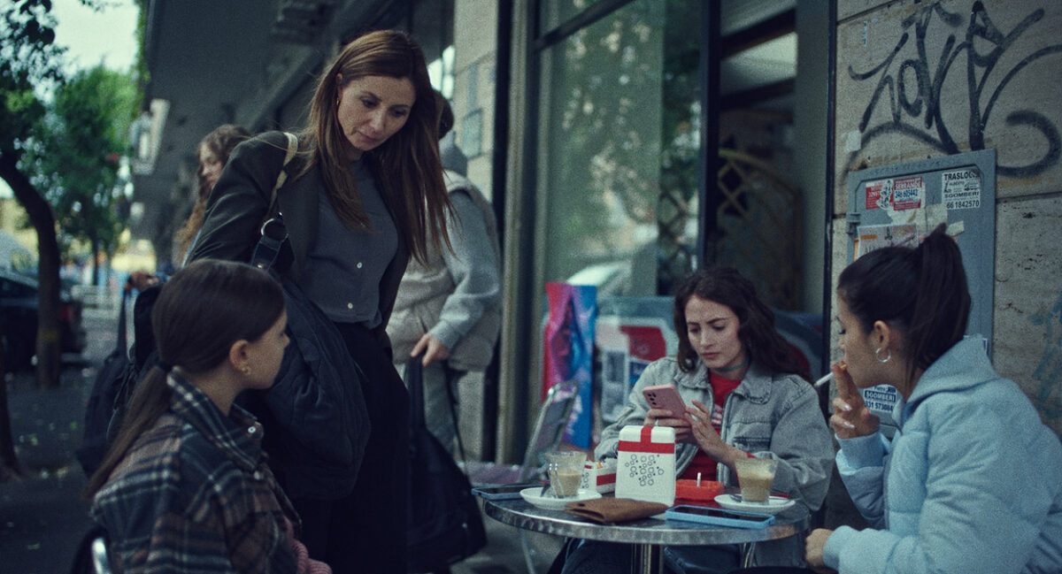 Domani interrogo, al cinema: Anna Ferzetti prof eroica in una scuola che fugge