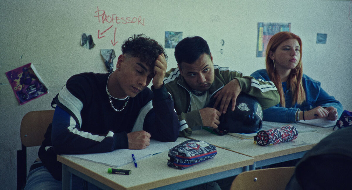 Domani interrogo, al cinema: Anna Ferzetti prof eroica in una scuola che fugge