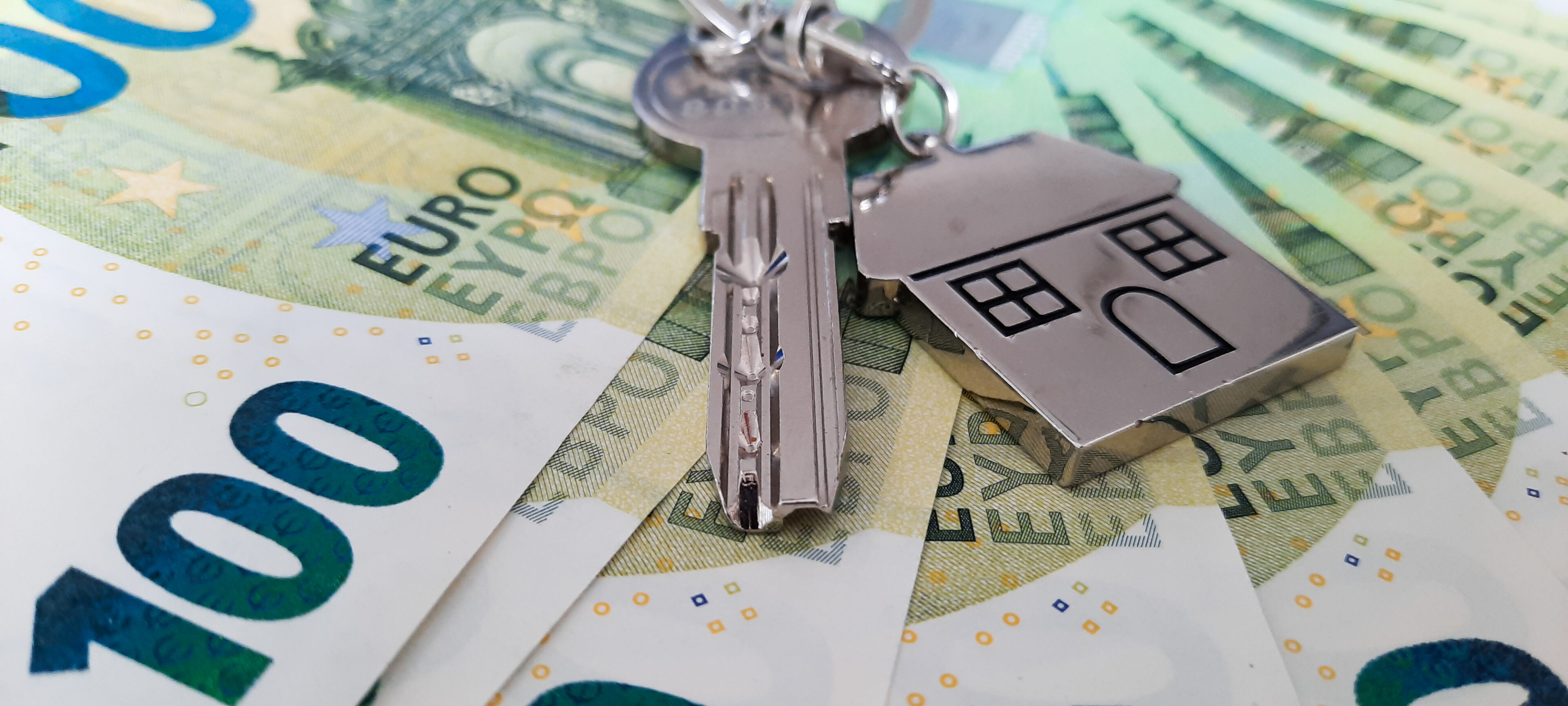 Ghigliottina sugli affitti brevi: così Comuni e Ue preparano la stretta del 2026