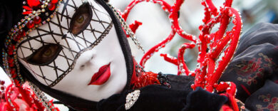 La “grande recita” ci ha stufati: il teatro delle maschere del potere