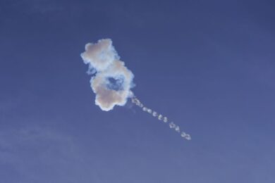 Golfo in fiamme: esplosioni a Doha. Raid israeliani devastano le strutture militari di Teheran