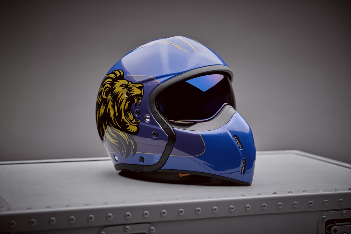 Antonio Cairoli insieme ad Aeronautica Militare per i caschi  