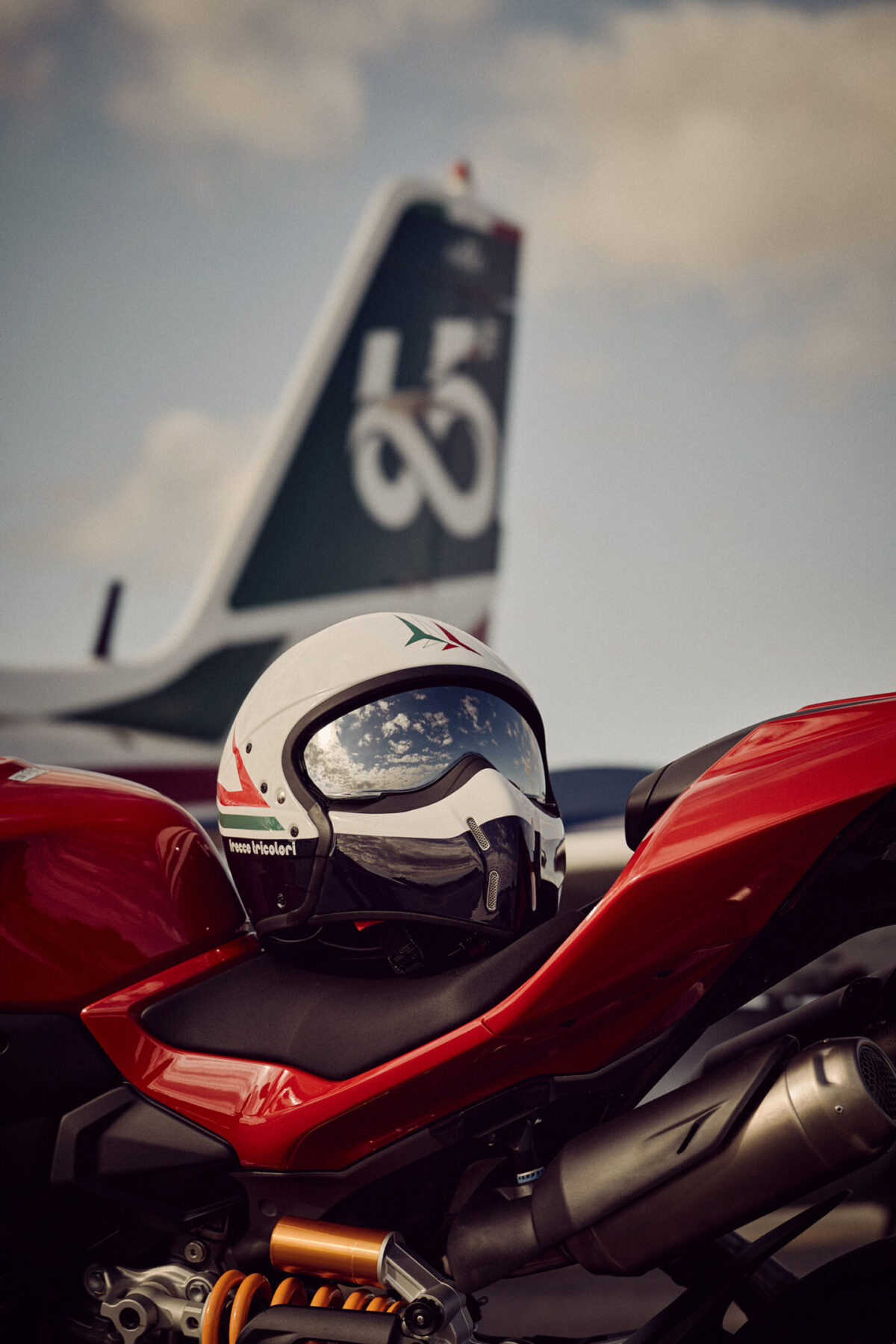 Antonio Cairoli insieme ad Aeronautica Militare per i caschi  