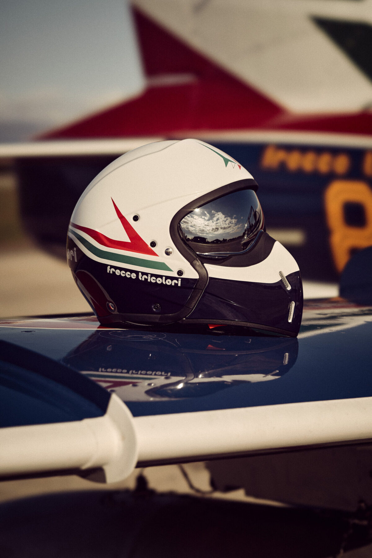 Antonio Cairoli insieme ad Aeronautica Militare per i caschi  